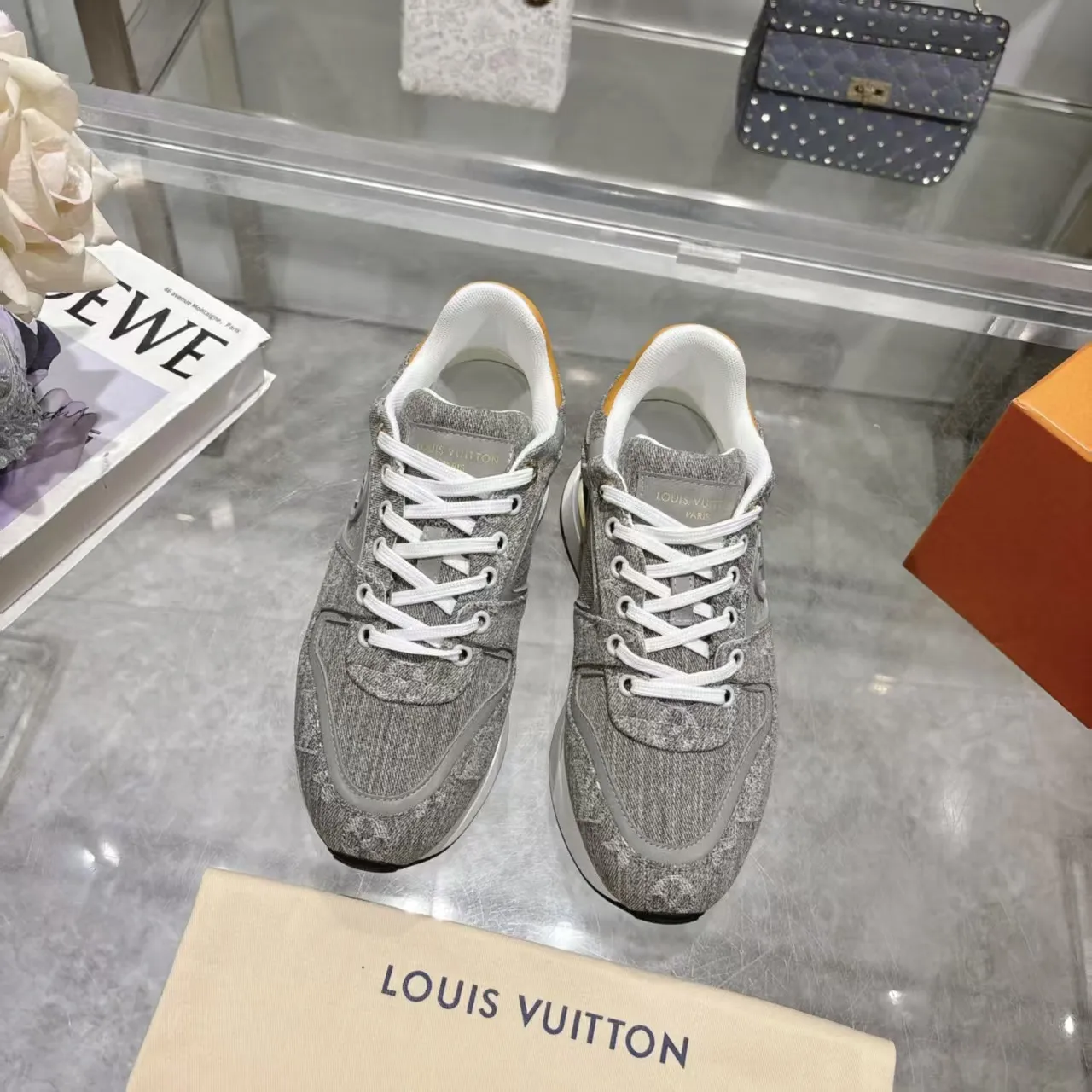 👟👟Ex-factory price 640👟👟 🔥🔥🔥LOUIS VUITTON 2025 couples models are now on the official website of Louis Vuitton, this Neo Run Away sneakers are inspired by running shoes, incorporating LV's iconic must-have shoes into the trend. This version is a 1:1 replica of the original version, made of LV denim and calfskin, highlighting its simple lines and unique wedge outsole. The main details include the LV initials on the side and the engraved gold heel stabilizer on the back plus a hidden insole. 2cm. Sizes 35-42, 39-46. Full package, high version. Welcome new and old customers to inquire.